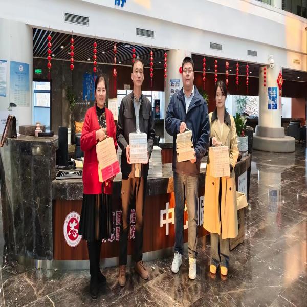 “书香传递，知识共享”
——市财政局向市图书馆捐献图书